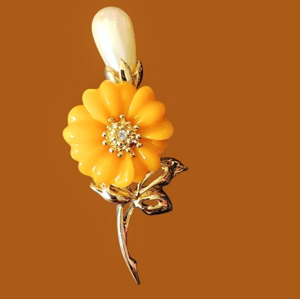 🏵Vintage Gold And Orange Pearl Floral Sparkle Brooch